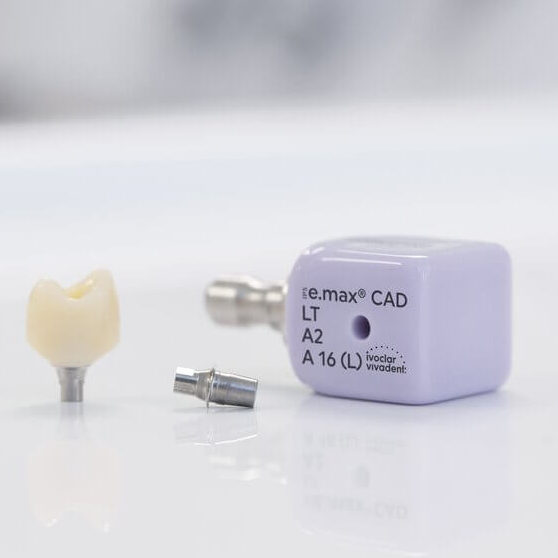 IPS e.max CAD bloc si o lucrare pe implant realizata langa