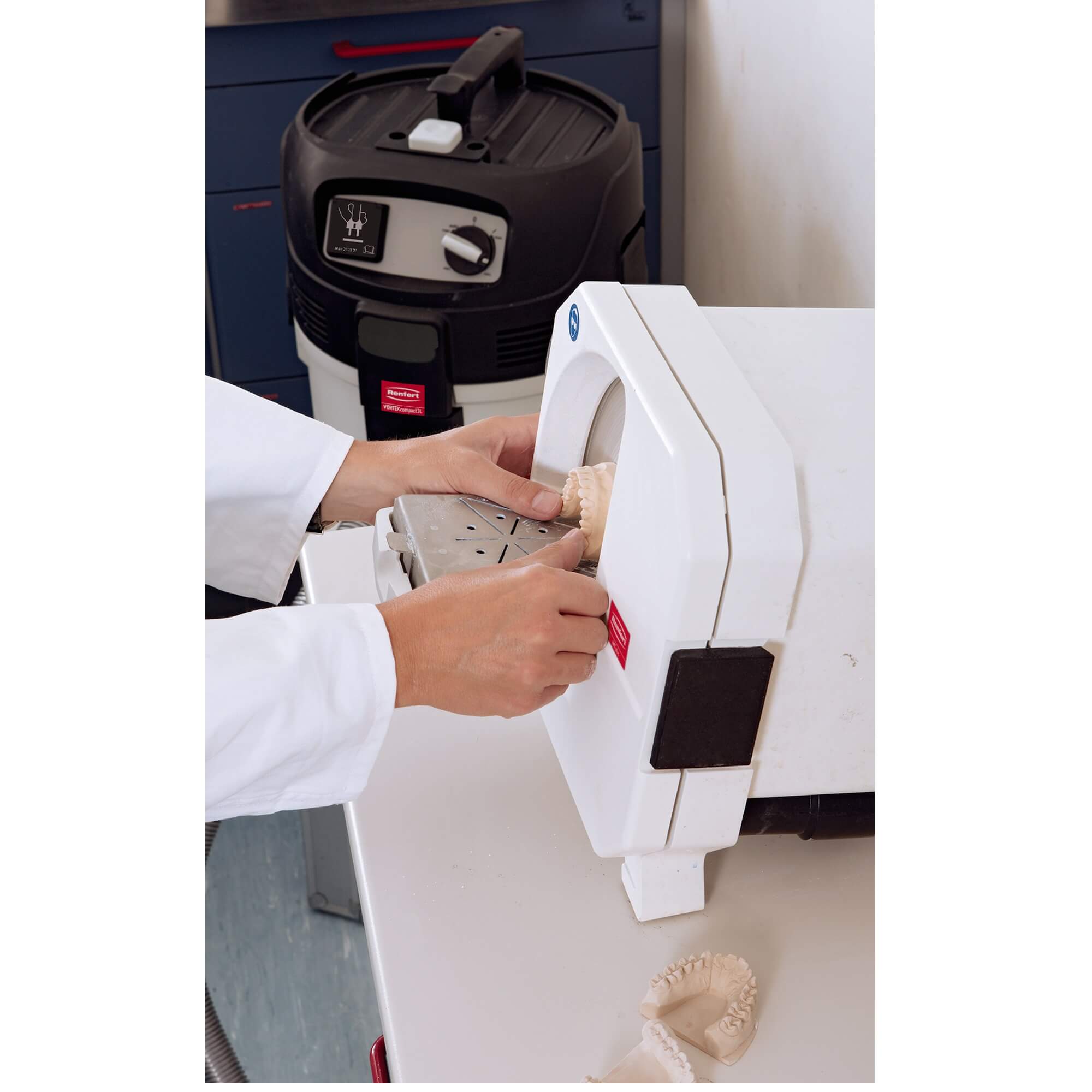 aspirator vortex compact 3L in laboratorul de tehnica dentara langa soclator MT