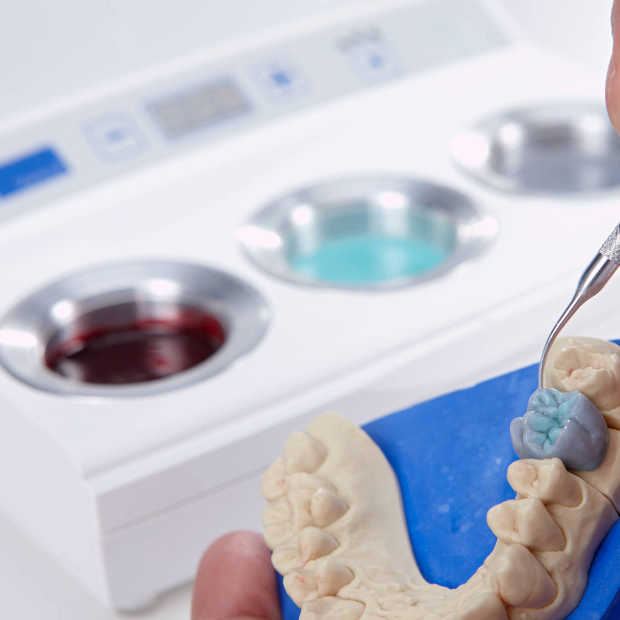 baie de ceara vario E cu 3 posturi in utilizare in laboratorul de tehnica dentara