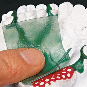 ceara calibrata cu rizuri in curs de aplicare pe un model dentar