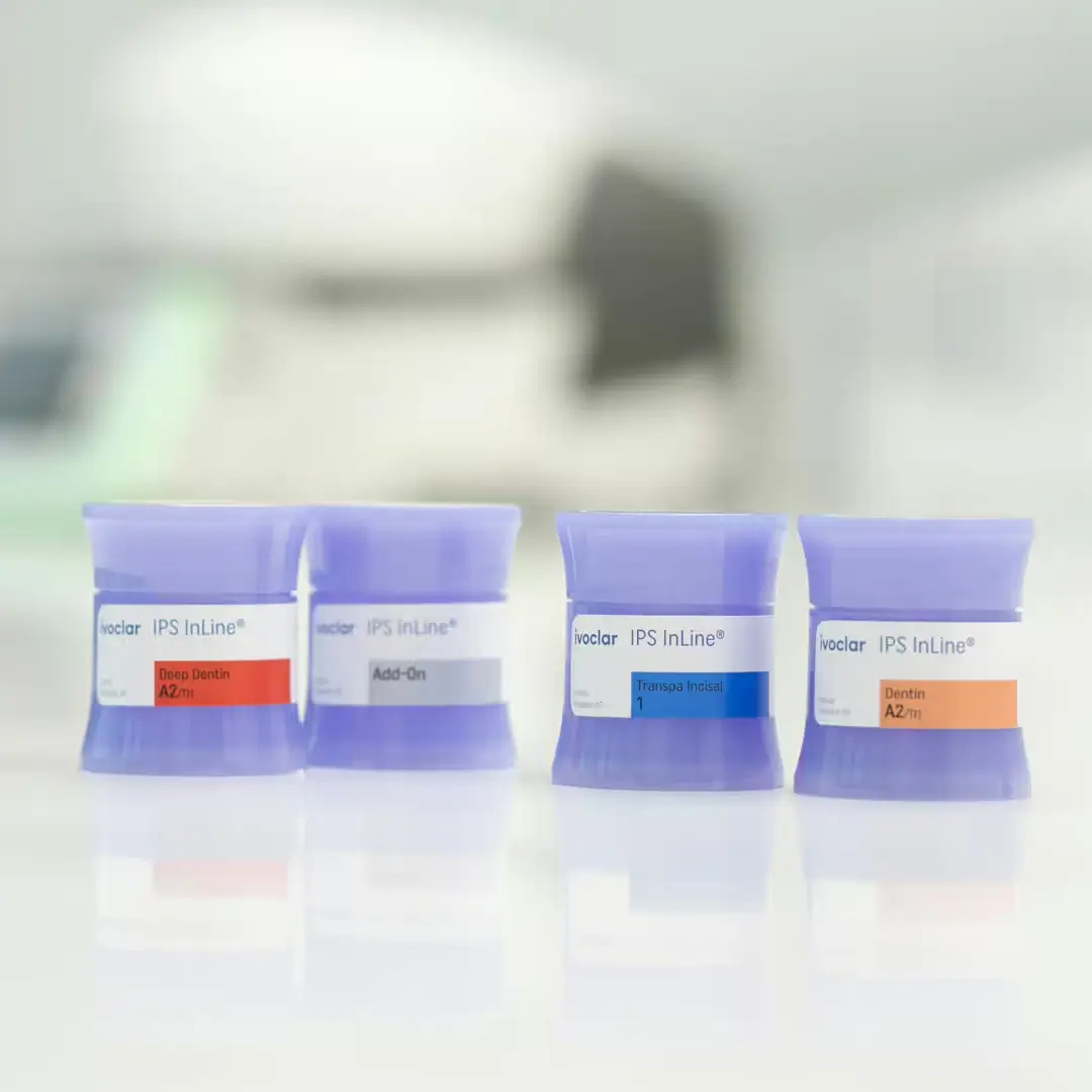 gama de ceramica IPS InLine pe masa in laboratorul de tehnica dentara