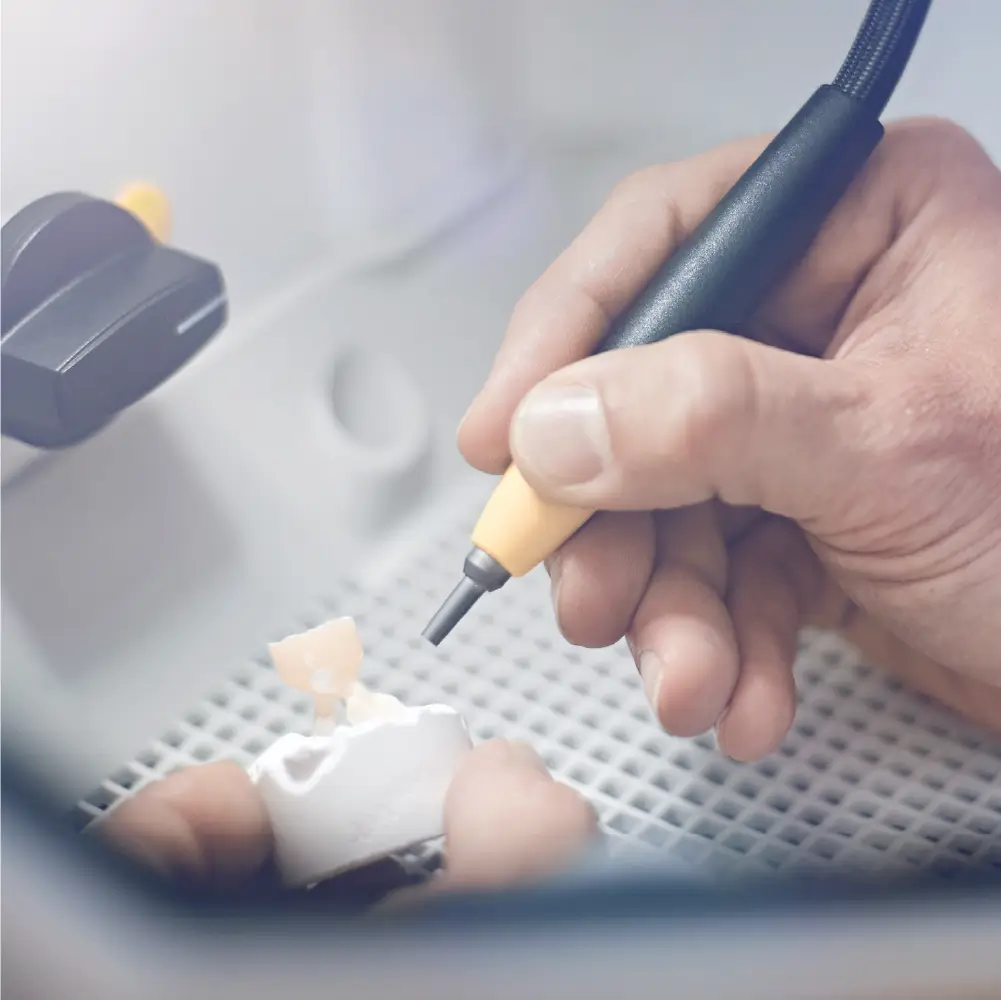 utilizare sablator renfert close up in laborator de tehnica dentara