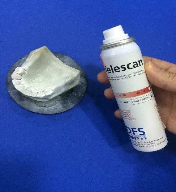 tub de spray telescan pus langa un model in laboratorul de tehnica dentara