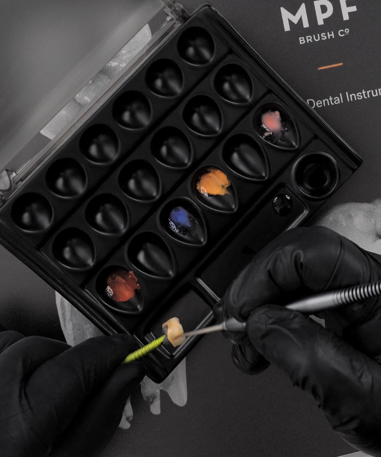paleta de mixare MPF brush stain opaque palette utilizata in laborator de tehnica dentara