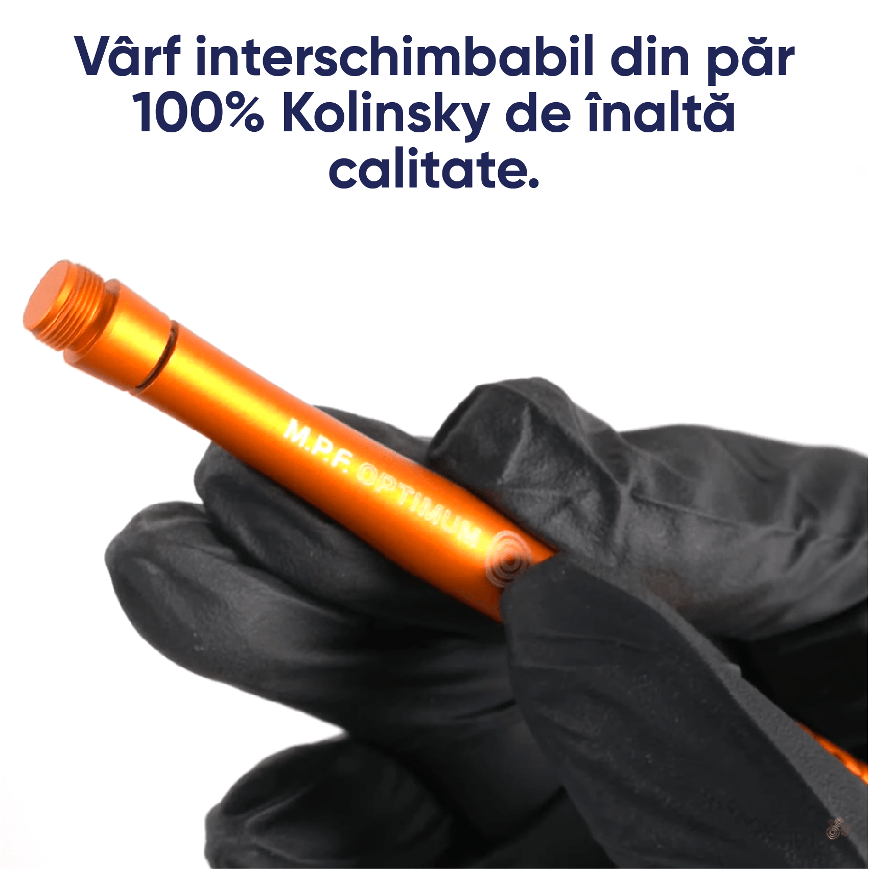 coada de pensula cu varf interschimbabil mpf brush tinuta in mana de un tehnician dentar