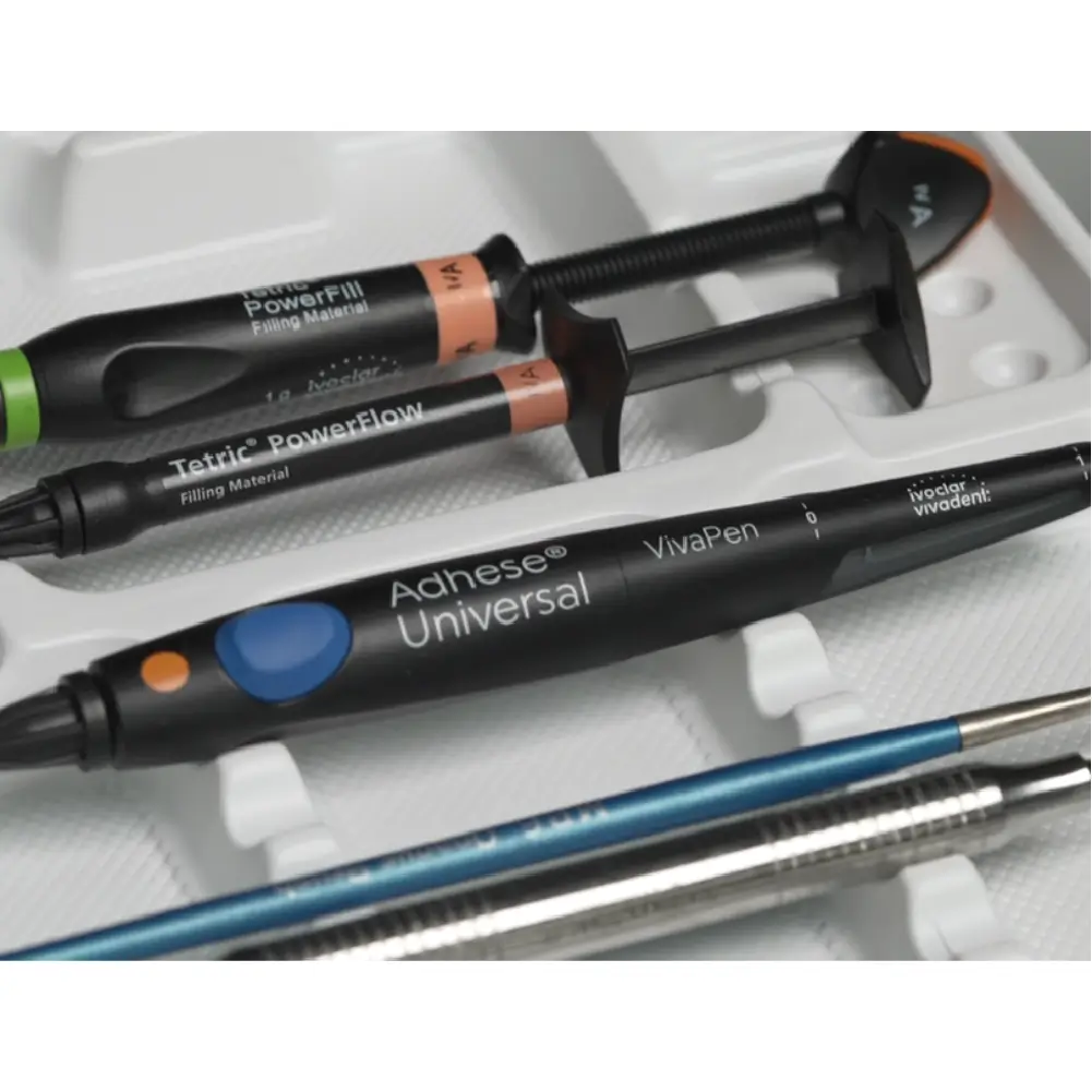 imagine de aproape cu materiale de stomatologie in cabinet, puse pe tavita