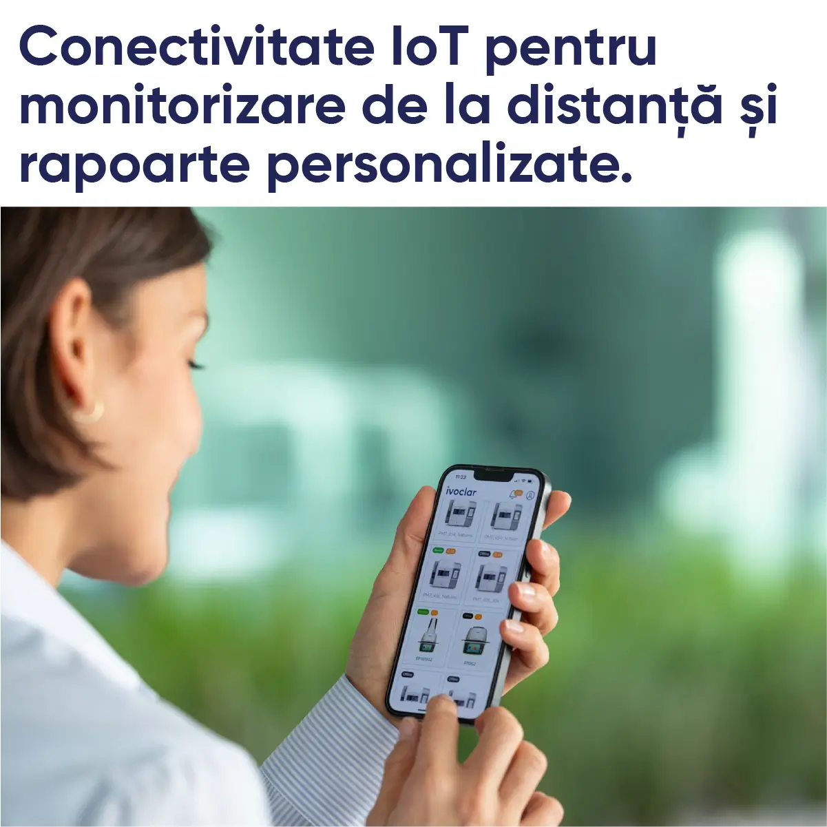 tehnician dentar privind telefonul cu informatii despre echipamentele ivoclar de tehnica dentara din laborator