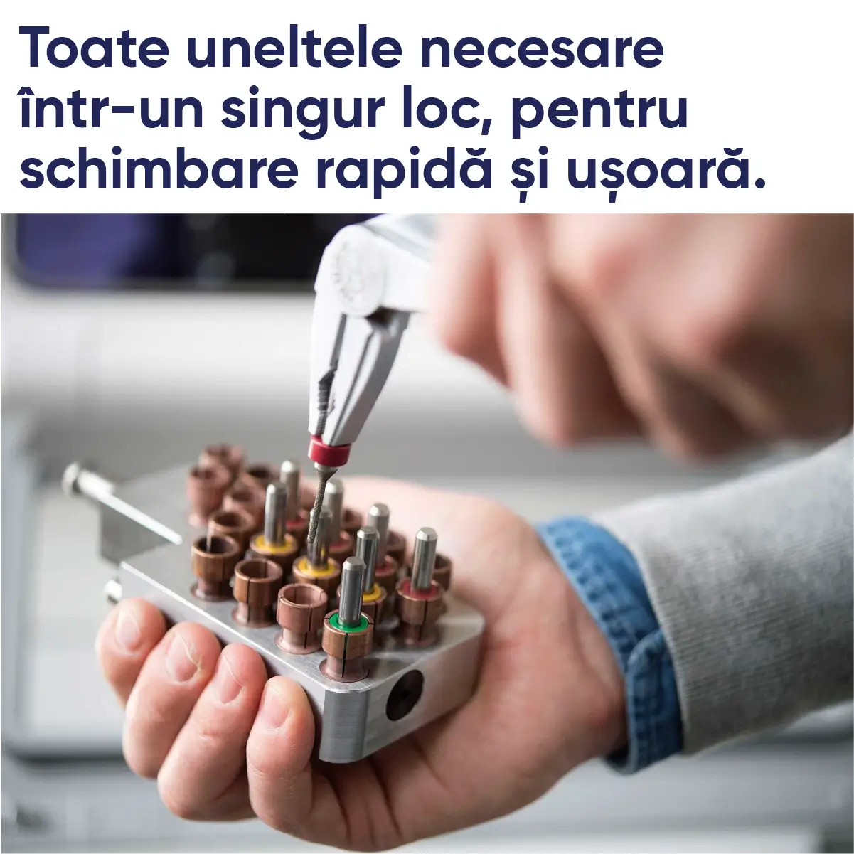 magazia de unelte a masinii de frezat programill tinuta in mana de un tehnician dentar pentru a se schimba o unealta