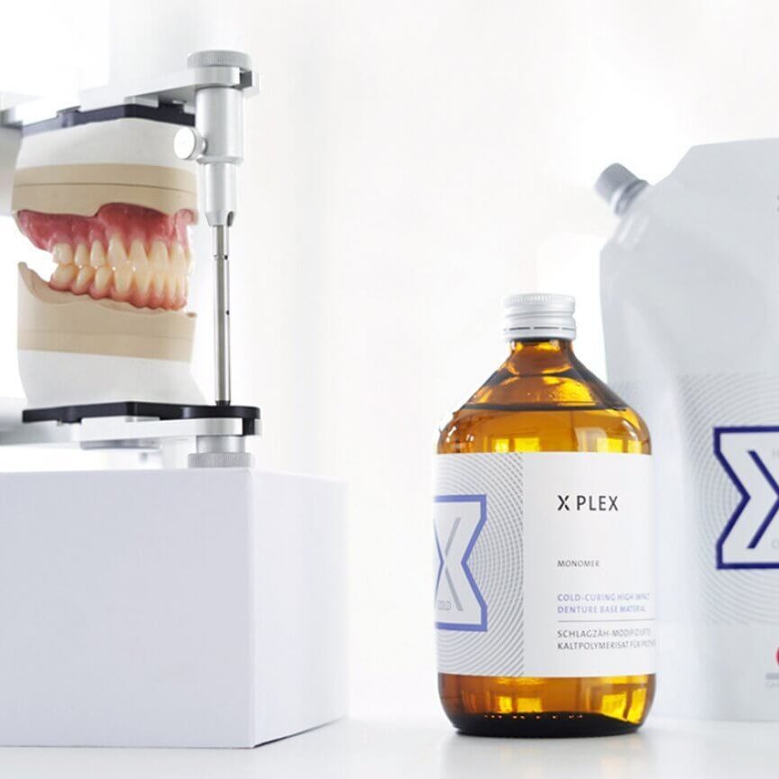 prezentarea acrilatului xplex cu o lucrare realizata in laboratorul de tehnica dentara
