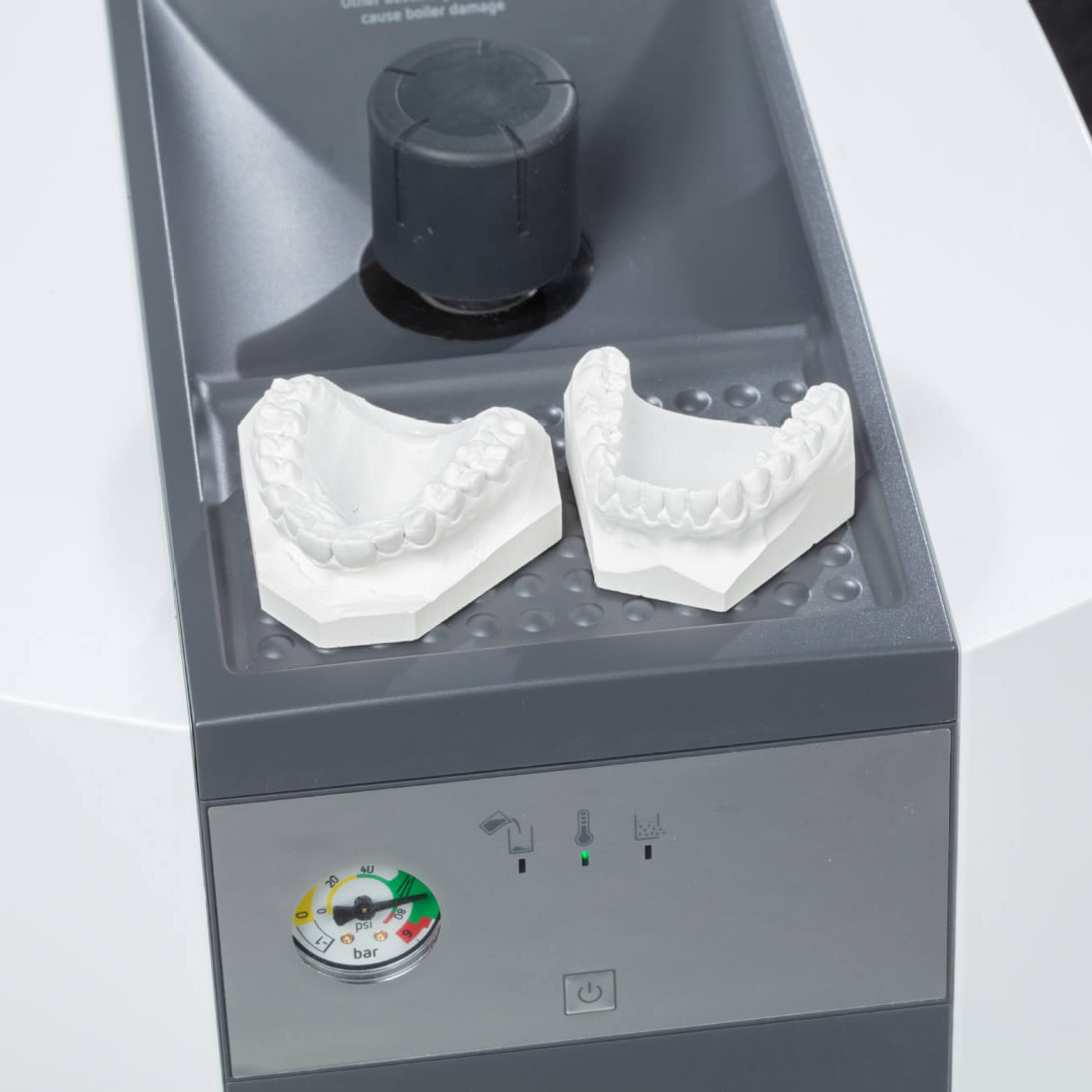curatarea unor modele si plasarea acestora pe cutia unui vaporizator power steamer 2
