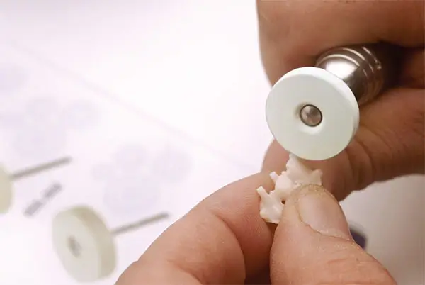 pietre montate pentru zirconiu in utilizare in laborator