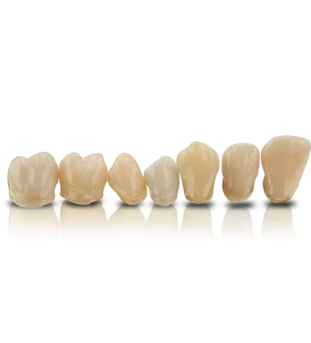 mai multe coroane dentare printate 3D cu rasina bego varseoSmile crown pe fundal alb