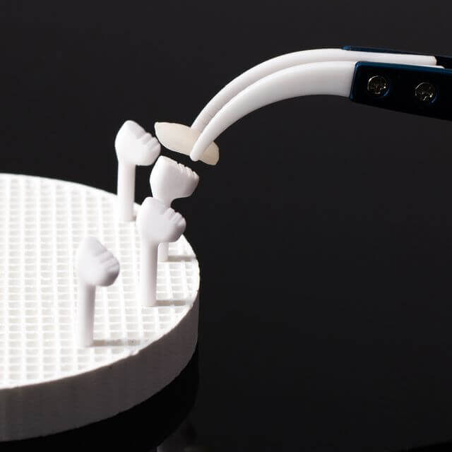 penseta zirconiu zir grip in utilizare in laborator