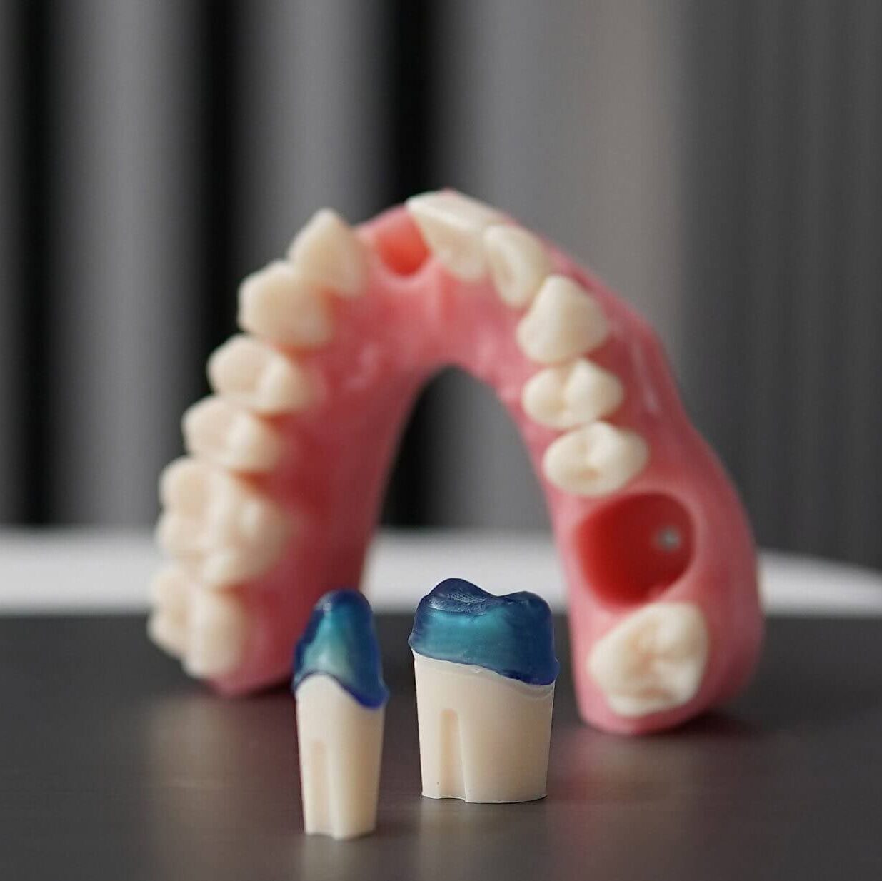 lucrare realizata cu rasina de presare inovaprint wax blue si o lucrare in spate