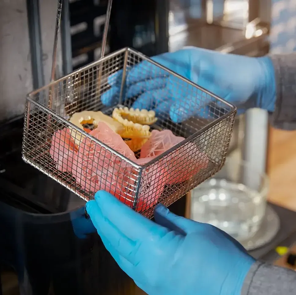 finalizarea procesului de spalare a lucrarilor printate 3D cu tasina denture base si premium teeth formlabs