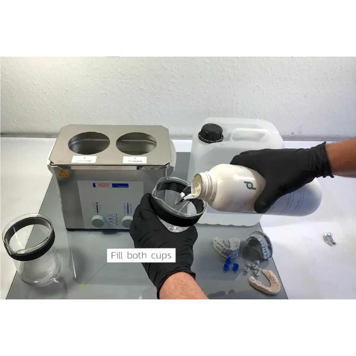 inovaprint wash turnat intr-un recipient pentru a se spala lucrarile printate 3D