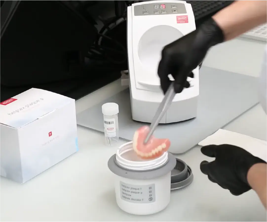 pregatire pentru curatarea unei proteze cu aparatul pentru curatare a protezelor sympro