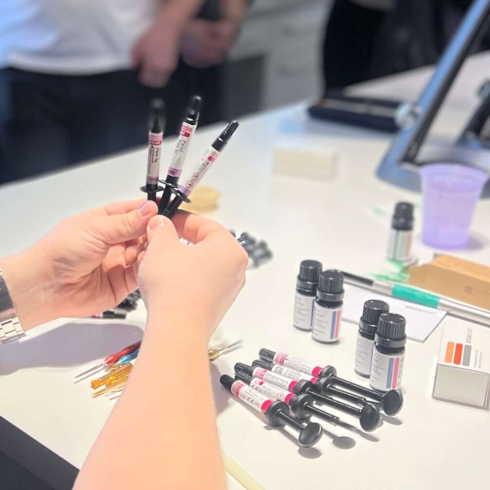 prezentarea gamei anaxdent, cu tehnicianul dentar tinanad in mana produsele anaxgum