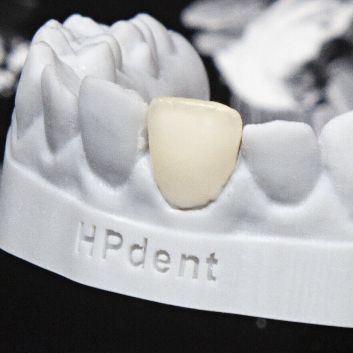 finalizarea unei lucrari realizate cu discul refractar TriVest CAM in laboratorul de tehnica dentara