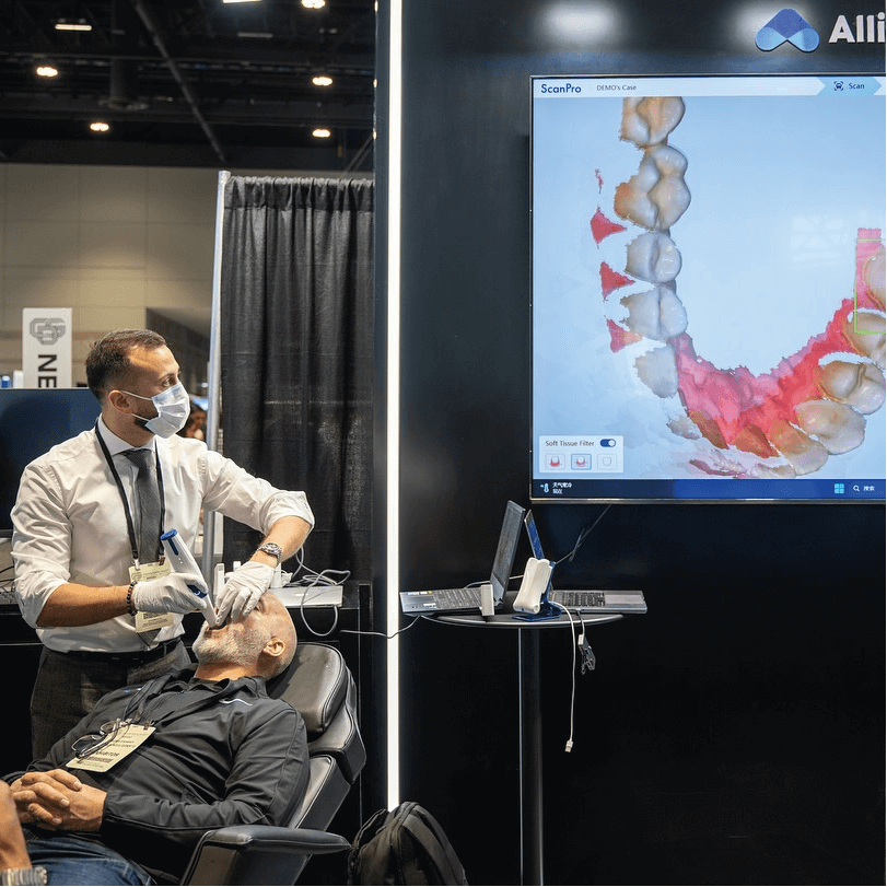 scaner intraoral in utilizare la expozitie IDS