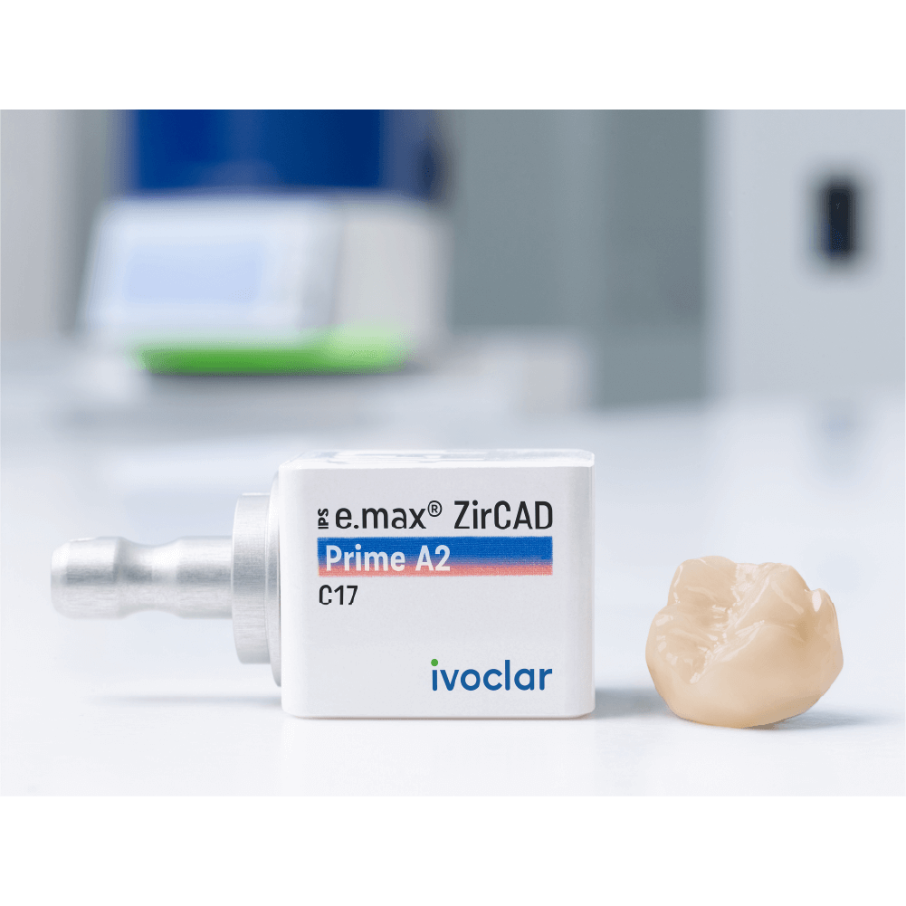 bloc IPS e.max zirCAD prime de A2 langa o lucrare realizata din Zirconiu