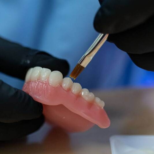 pensula pe o lucrare printata 3D in laborator cu rasina lucitone