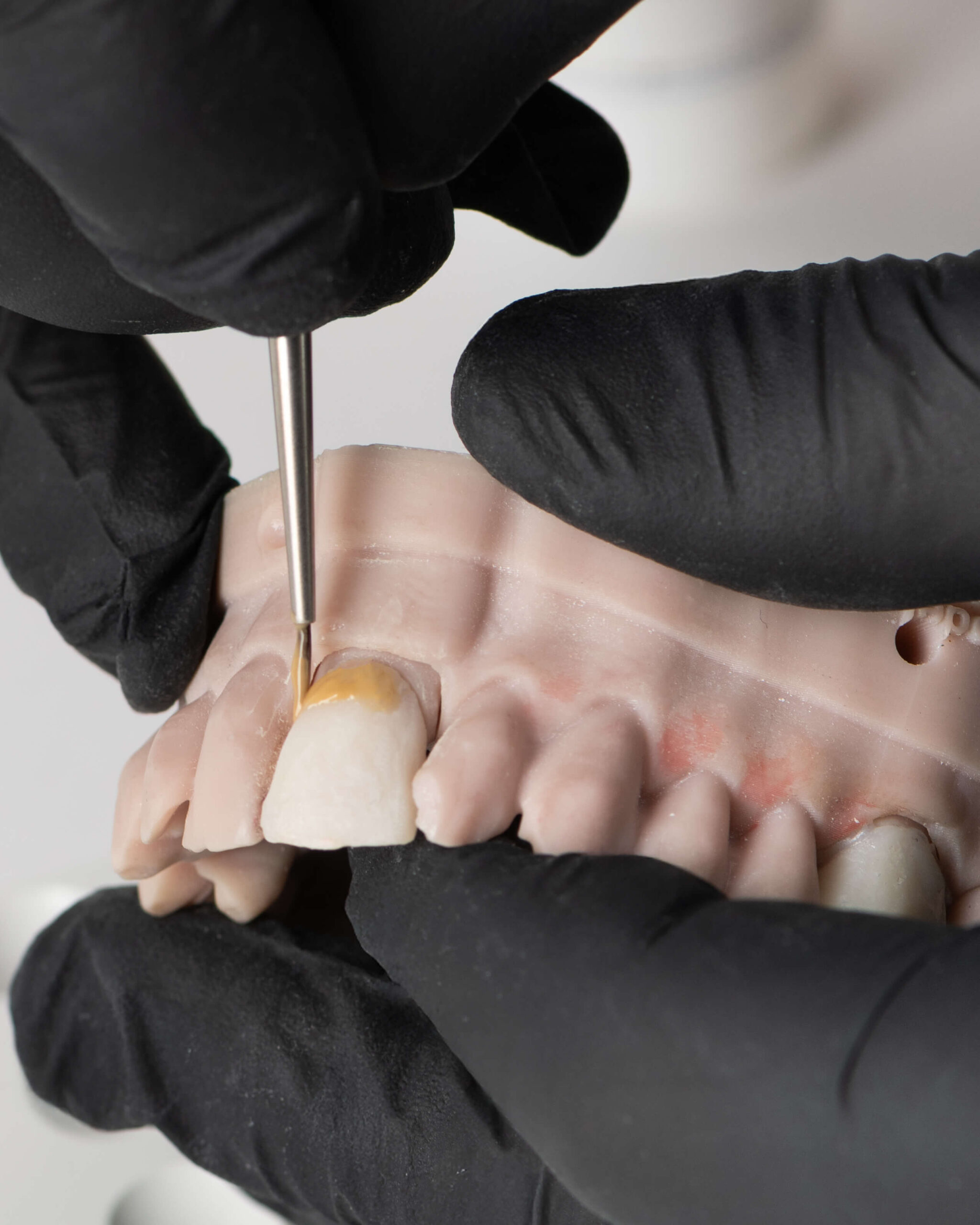 exemplu de utilizare a pensulei pentru caracterizare a ceramicii in laborator de tehnica dentara