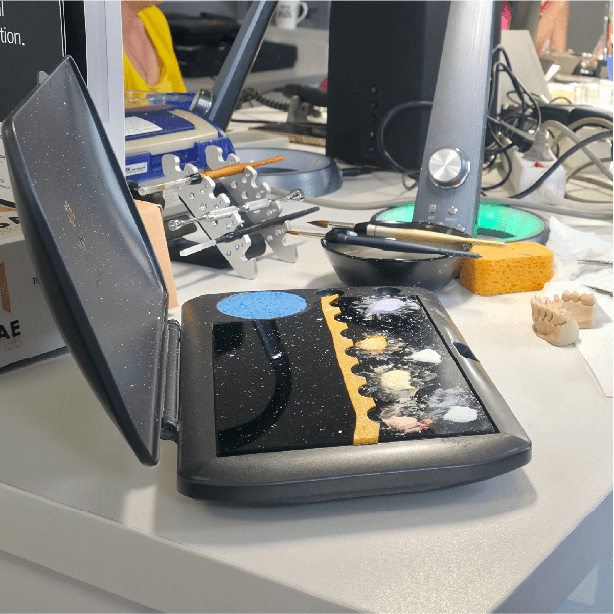paleta de mixare MPF evolutionmaster ceramica palette deschisa in laborator si cu materiale