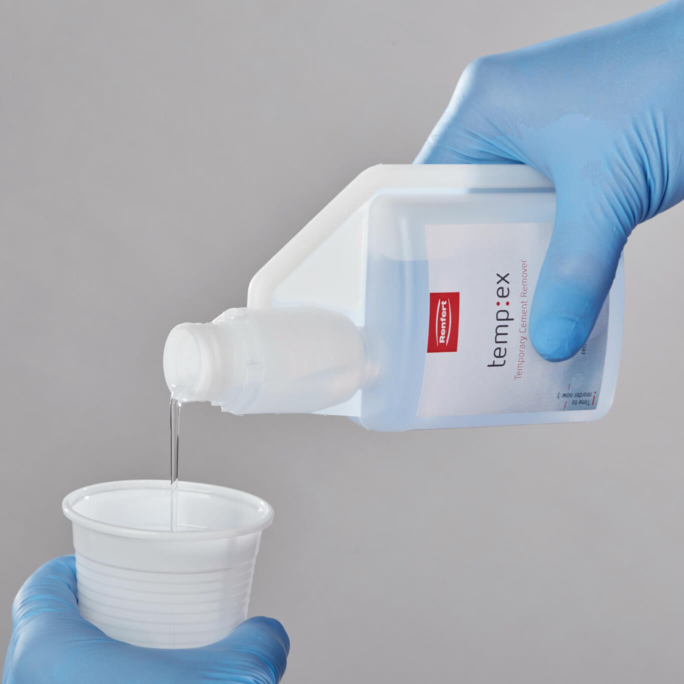 punerea solutiei de curatare a cimentului temporar de pe lucrare intr-un recipient pentru indepartarea acesteia