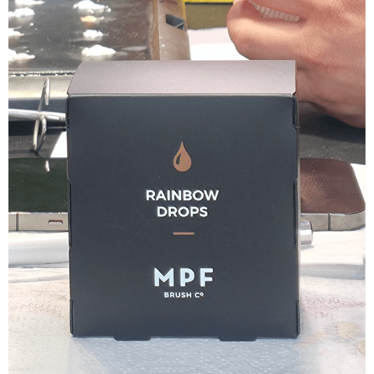 MPF raindrops rainbow pus intr-o cutie in laborator