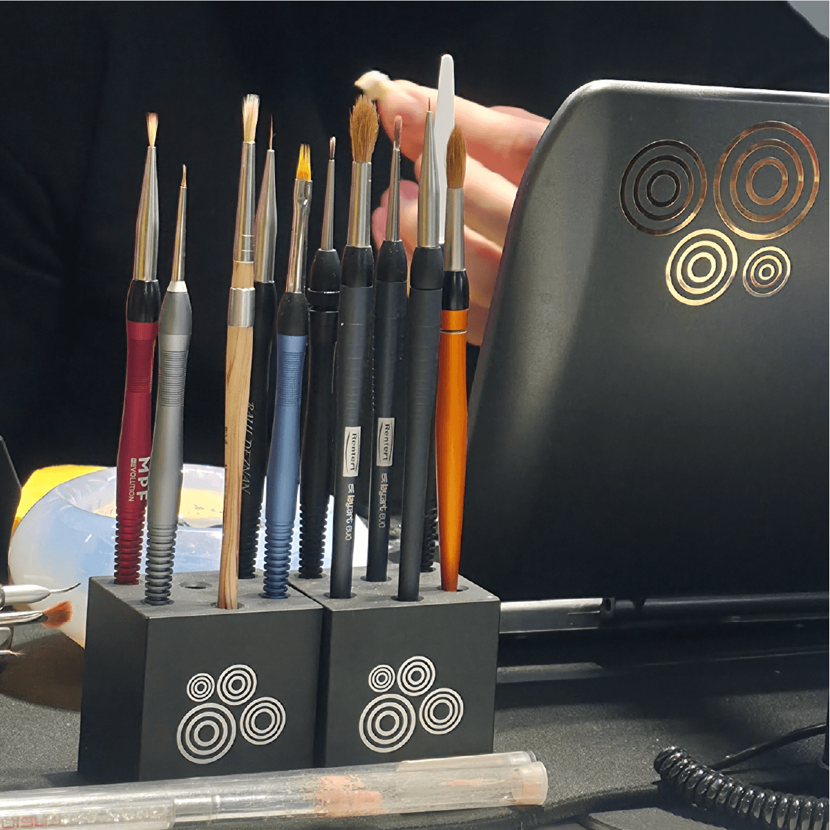pensule MPF brush stand intr-un cube ergonomic pentru pensule in laboratorul de tehnica dentara