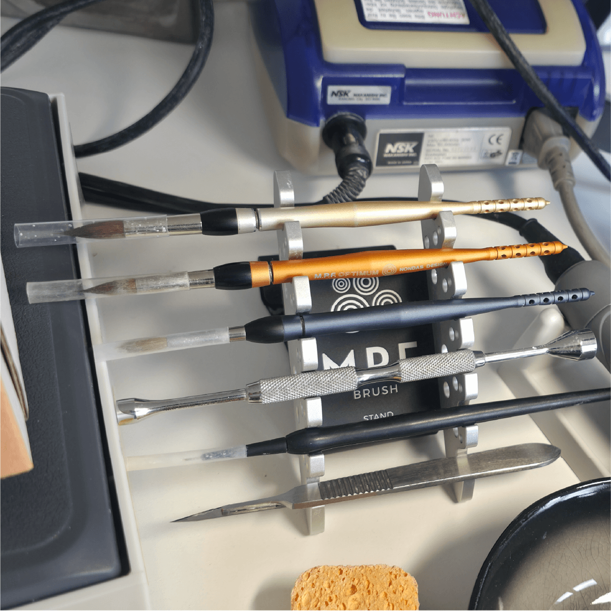 pensule MPF brush stand pe un stand de pensule MPF brush in laborator