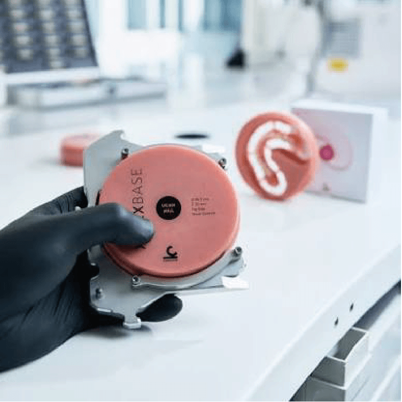 disc xplex base pentru proteza dentara tinut in mana de un tehnician dentar