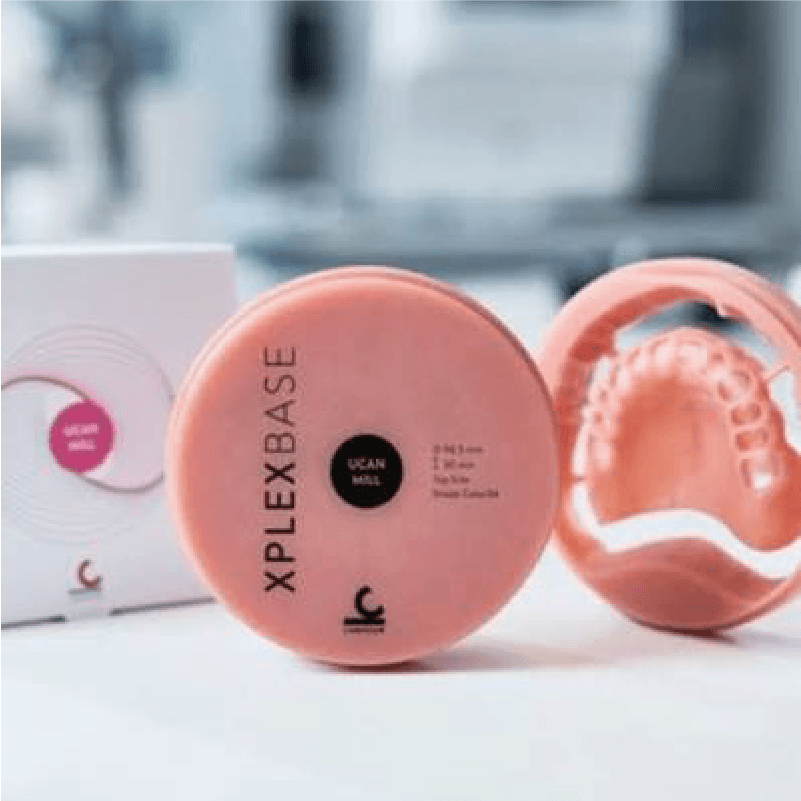 disc xplex si cu un disc xplex frezat alaturi intr-un laborator de tehnica dentara