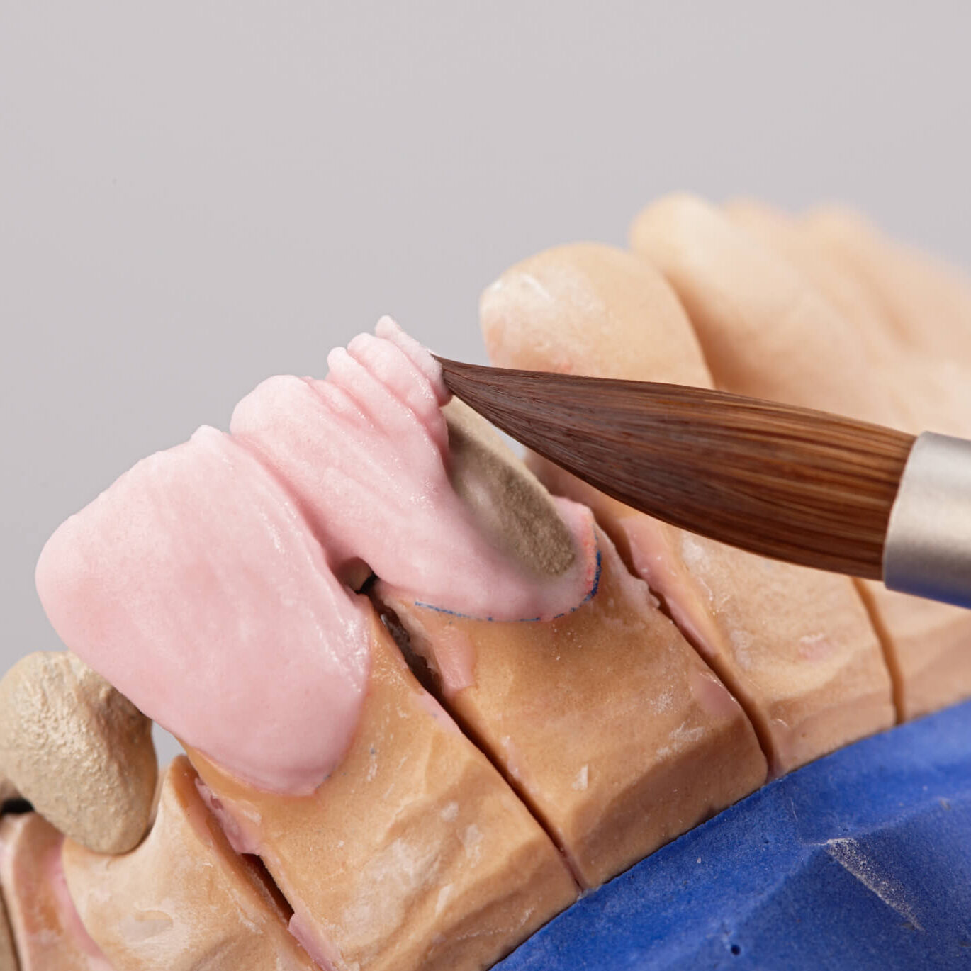 stratificarea cu ceramica a unei lucrari folosind pensula lay:art style renfert