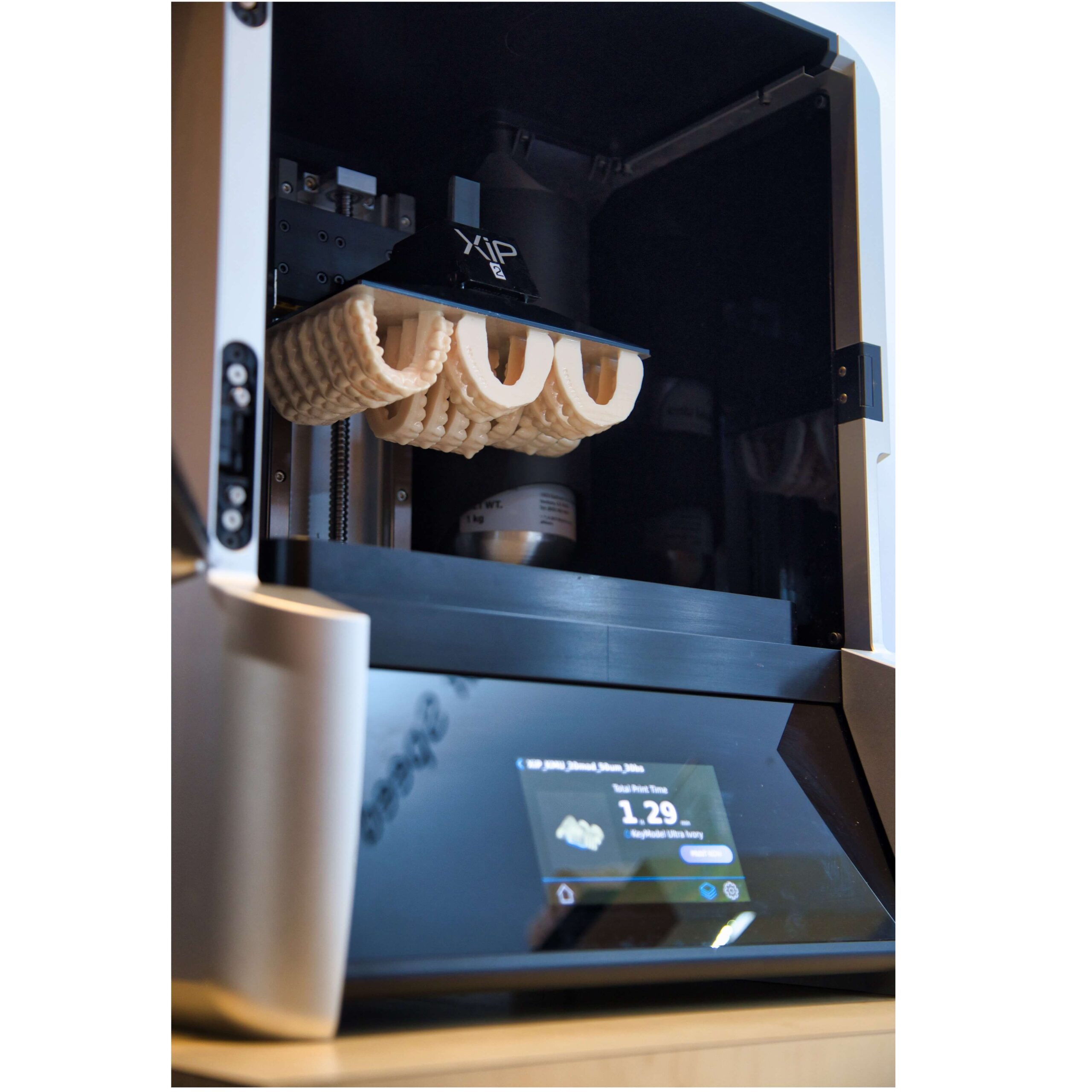 imprimanta 3D nexa 3D xip in cu lucrari dentare in laboratorul de tehnica dentara