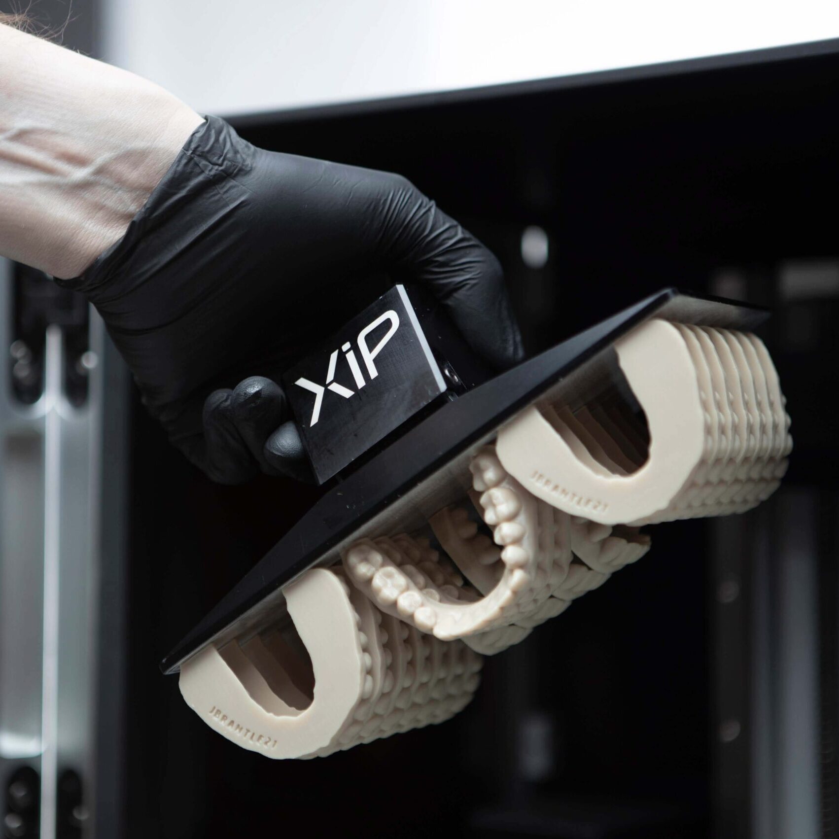 platforma de printare cu modele printate cu imprimanta 3D nexa 3D xip in laboratorul de tehnica dentara