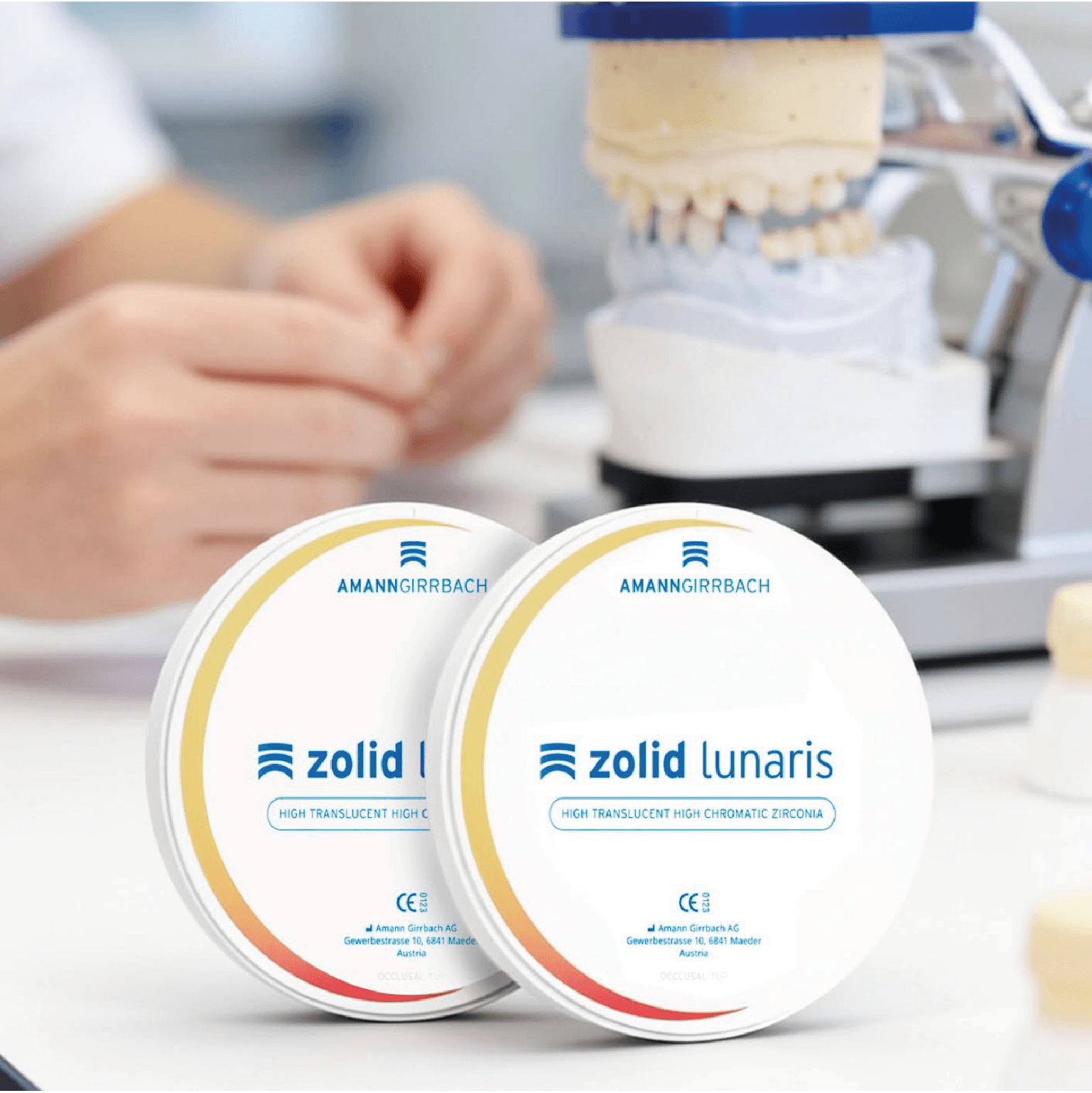 disc de zirconiu multilayer zolid lunaris pe masa de tehnica dentara